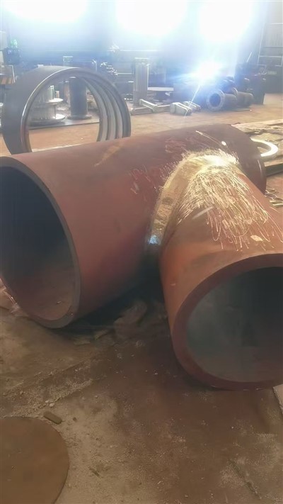 711×610×52 Trwchus-Dur Carbon Waliog Wedi'i Weldio Y-Math Tee